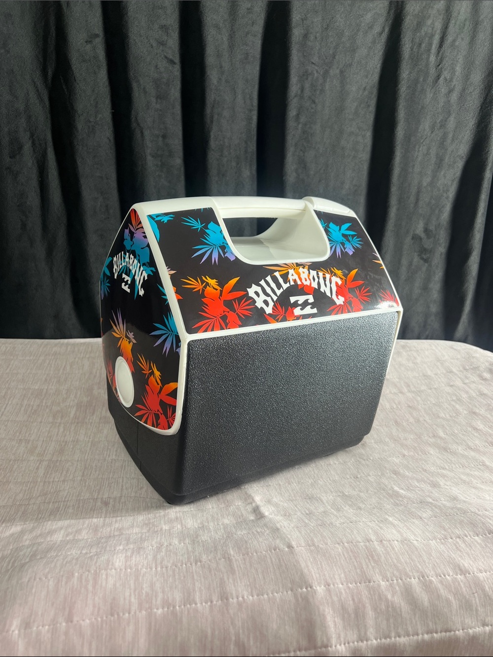 Billabong Playmate 7qt Igloo Cooler - Black with Tropical Floral Print. NWT.